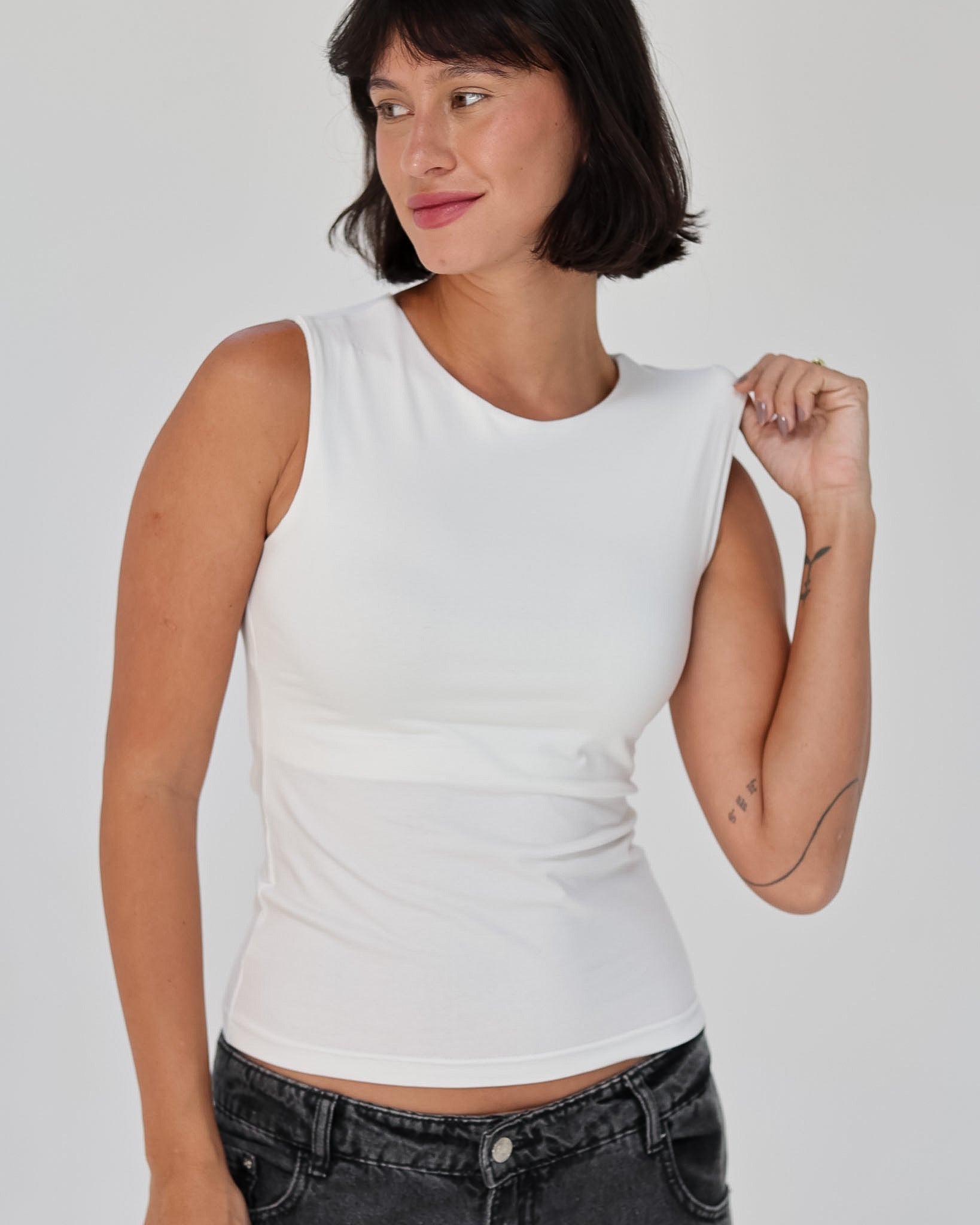 Sleeveless Basic - White